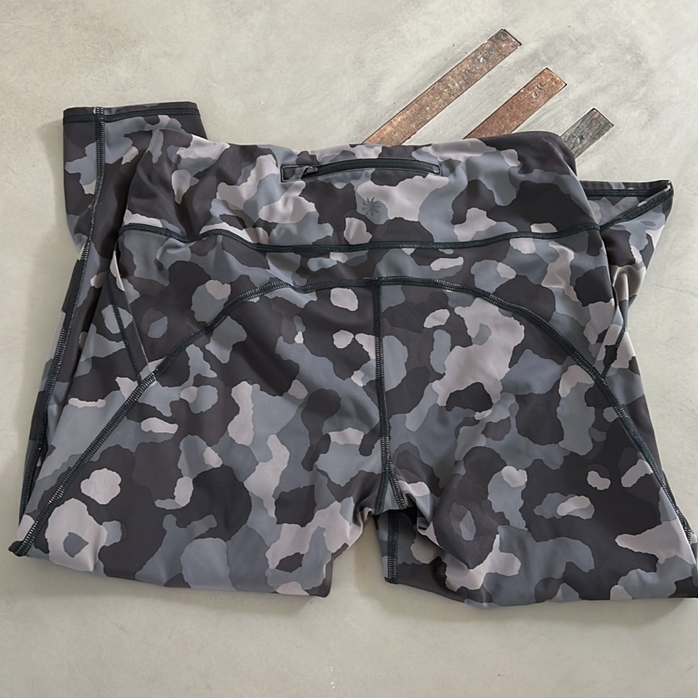 Athleta Ultimate Stash Pocket Camo 7/8 Tight Sz LP EUC - Picture 14 of 14